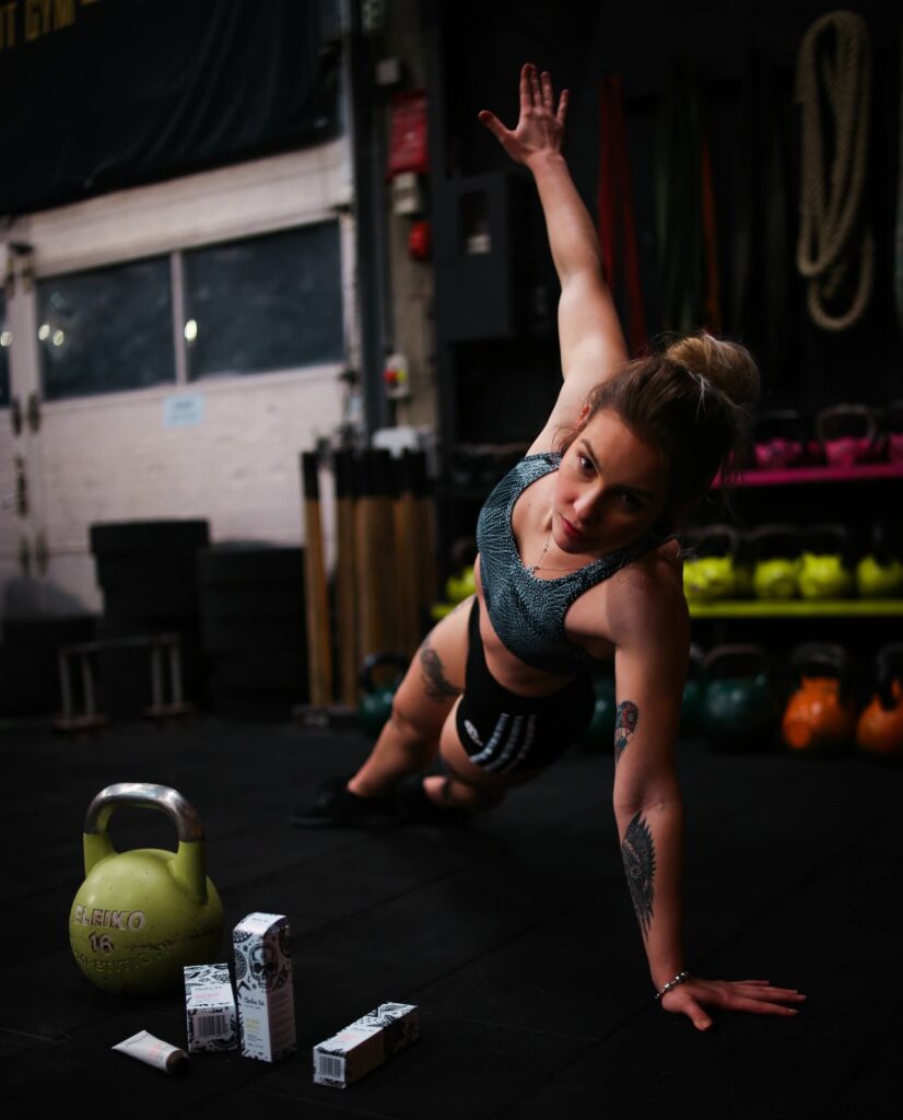 woman side planking in gym